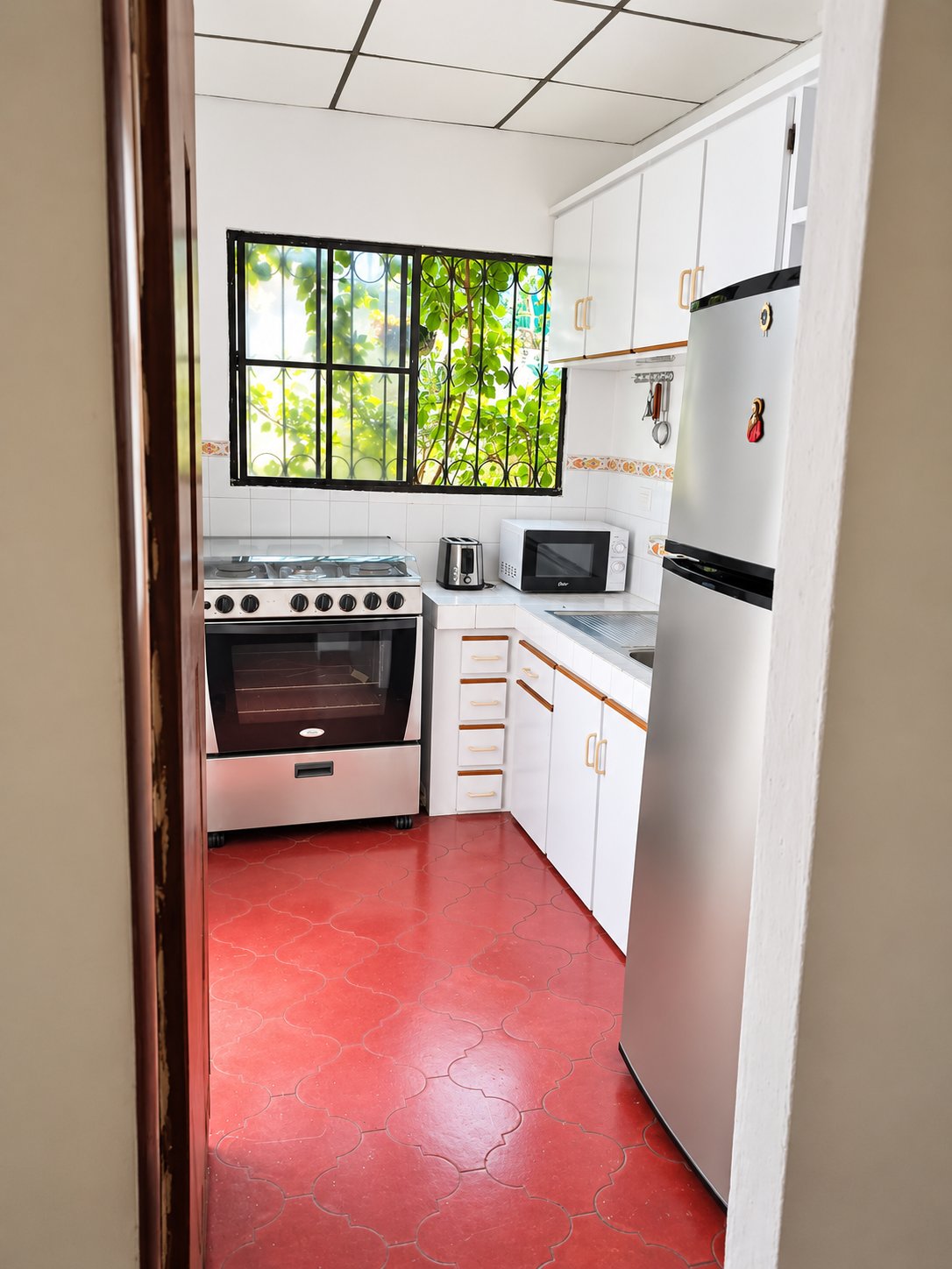 Cocina con ventana al jardín
