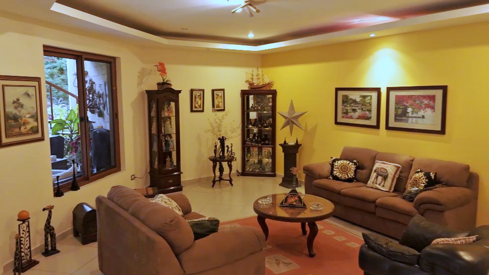 Sala principal con vitrinas y sofás
