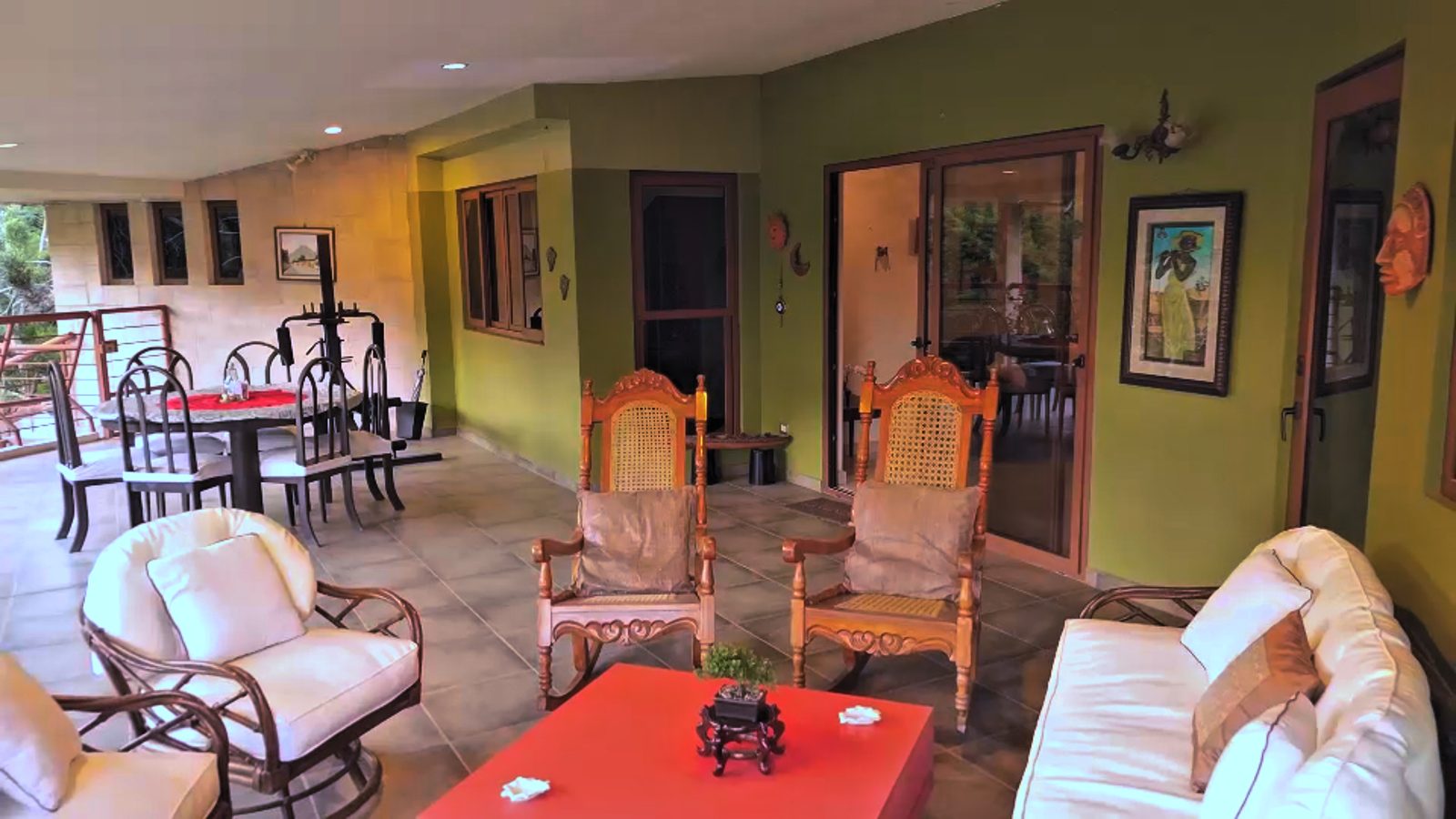 Terraza techada con comedor y sillones