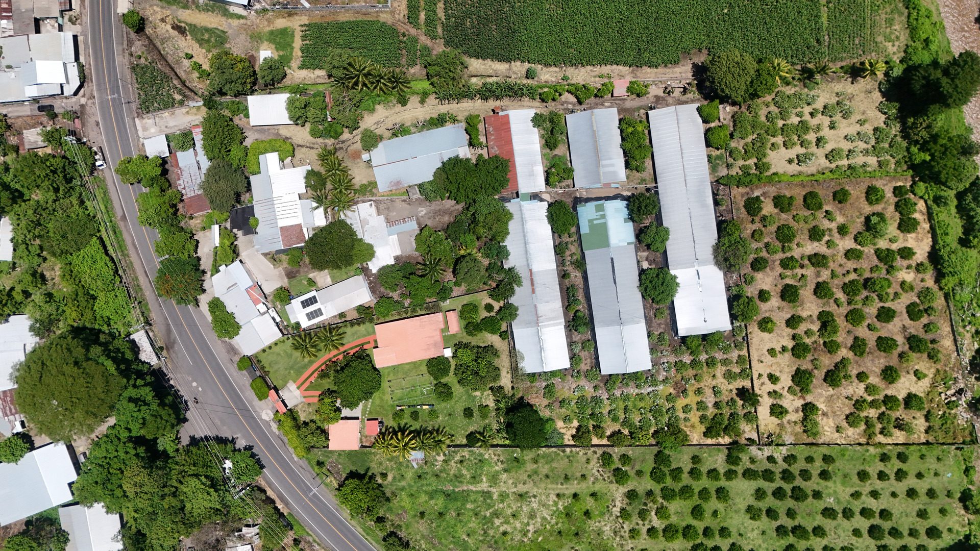 Terreno con galeras y bodegas en San Juan Opico